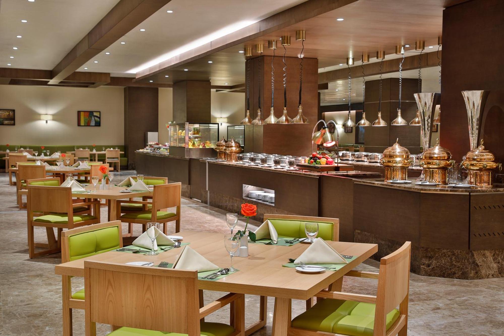 Four Points By Sheraton Makkah Al Naseem Mekka Exterior foto A restaurant in Riyadh, Saudi Arabia.